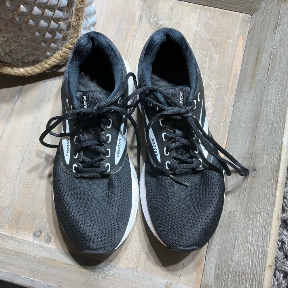 Brooks Range Black Running Shoes with Bio Mo Go DNA technology. Size 8.5